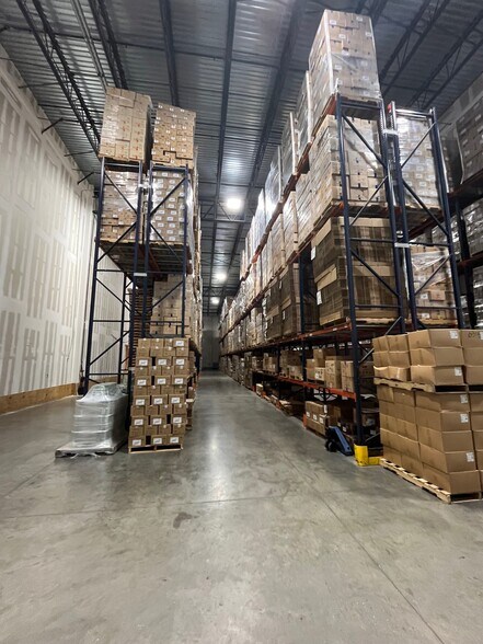 More Photos Of 3740 W 104th St, Hialeah Distribution For Lease