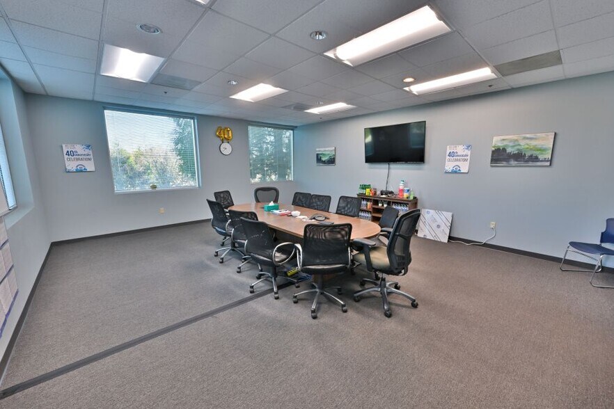 More Photos Of 19801-19899 SW 95th Ave, Tualatin Warehouse For Lease