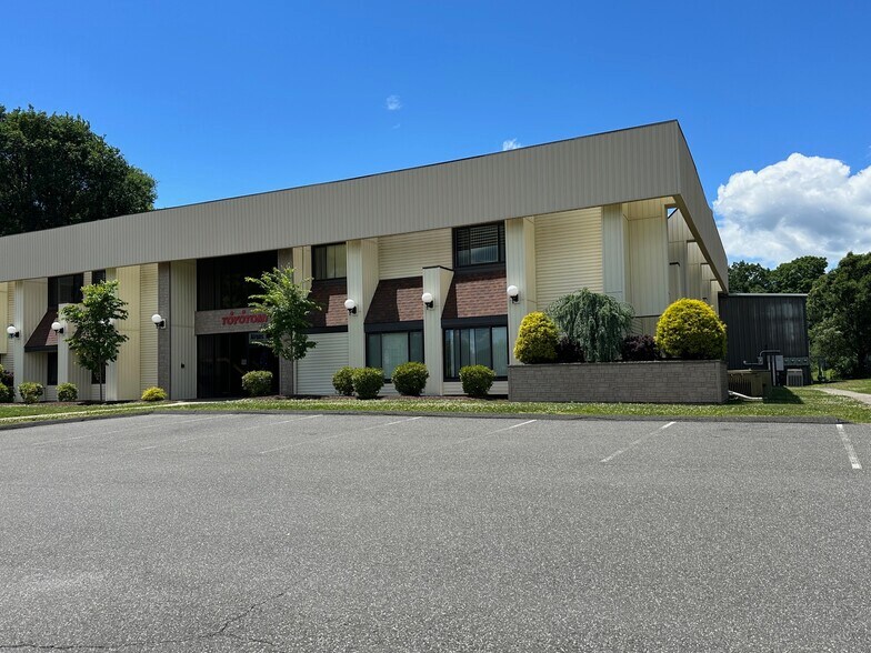 More Photos Of 604 Federal Rd, Brookfield Light Manufacturing For Lease