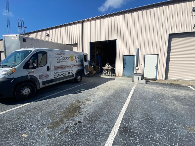 More Photos Of 12155 Metro Pky, Fort Myers Showroom For Lease