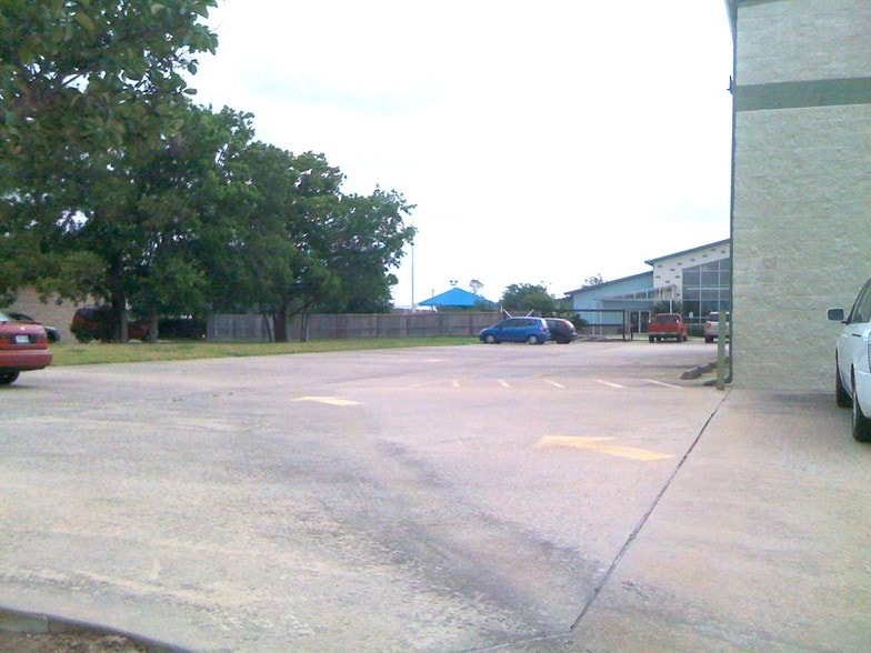 More Photos Of 1561 Live Oak St, Webster Warehouse For Lease