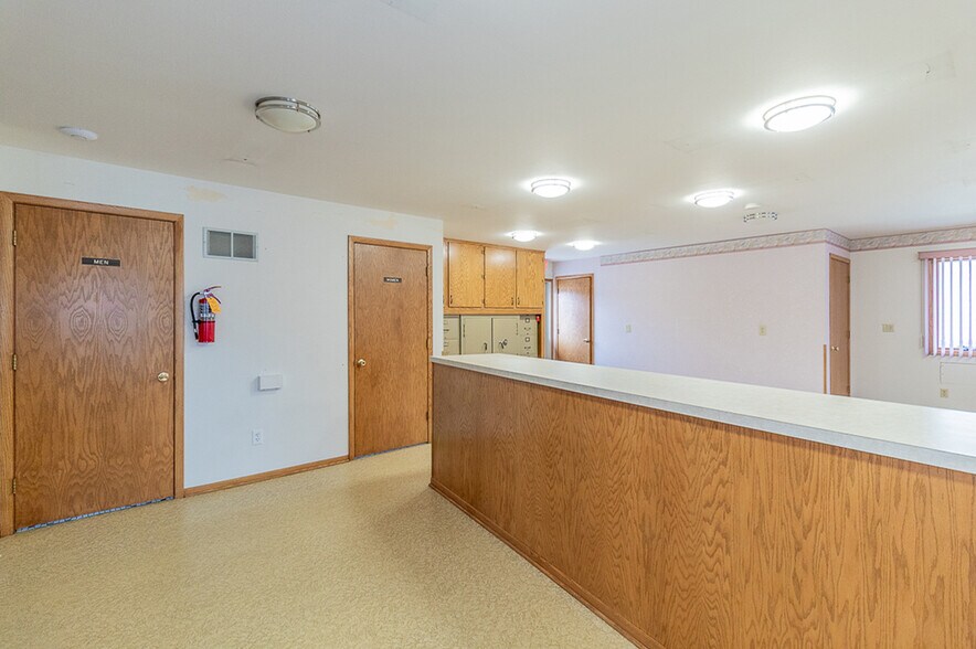 More Photos Of 104 S Main St, Marion Office For Sale