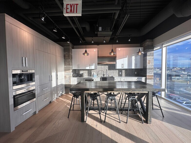More Photos Of 3223 5 Av NE, Calgary Office For Sale