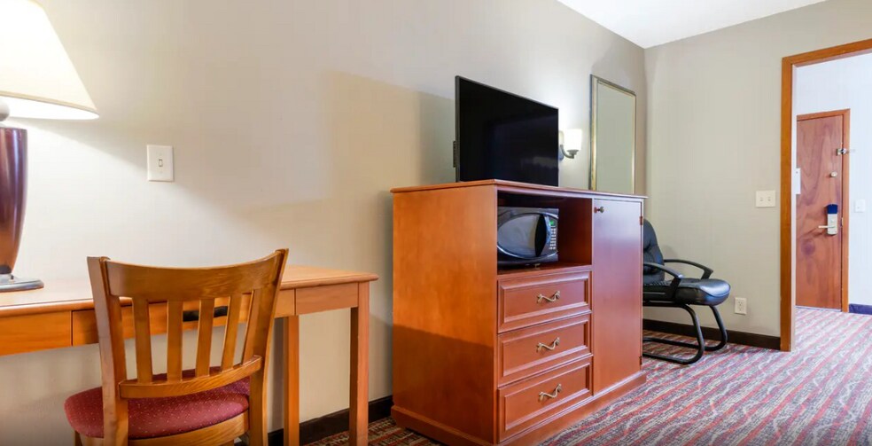 More Photos Of 2050 S US 41, Marquette Hotel For Sale