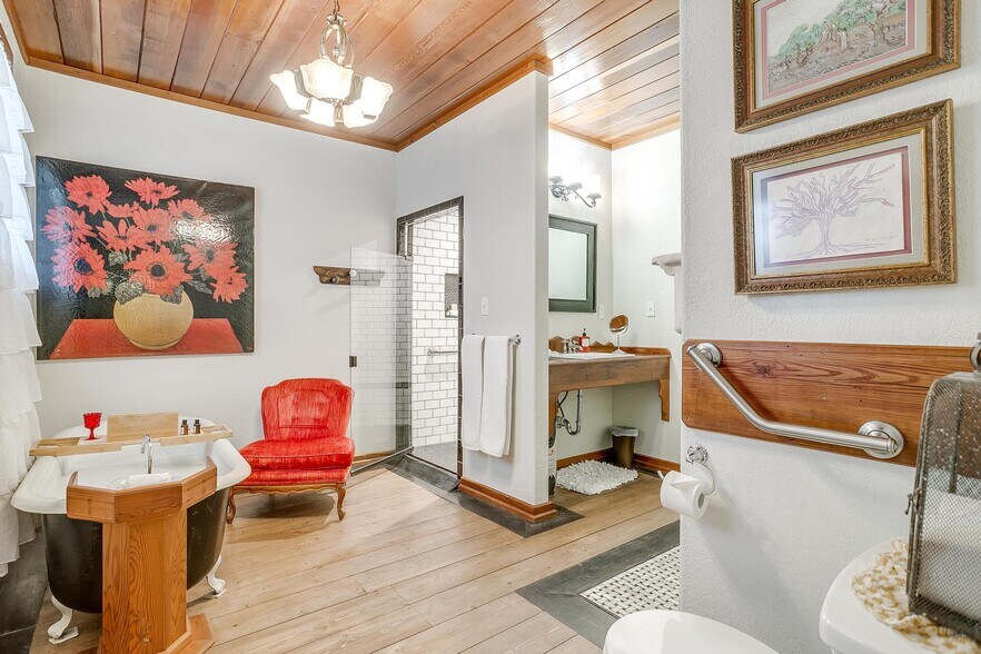 More Photos Of 1092 W Tarleton St, Stephenville Hospitality For Sale