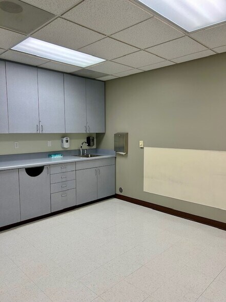 More Photos Of 1390 Biddle Rd, Medford General Retail For Lease