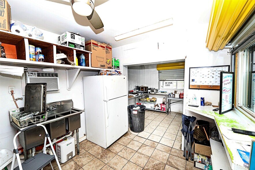 More Photos Of 406 W Wise St, Bowie Industrial For Sale