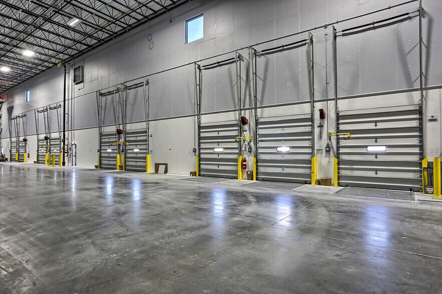 More Photos Of 200 Capital Ln, Middletown Warehouse For Lease