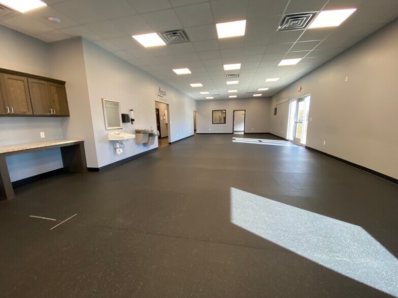 More Photos Of 2221 John Williams Blvd, Bedford Office For Sale