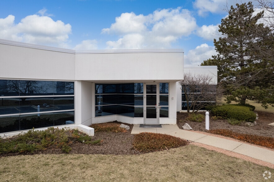 More Photos Of 950-990 Corporate Woods Pky, Vernon Hills Unknown For Lease