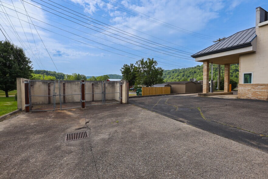 More Photos Of 902 N Lewis St, Glenville Drugstore For Sale