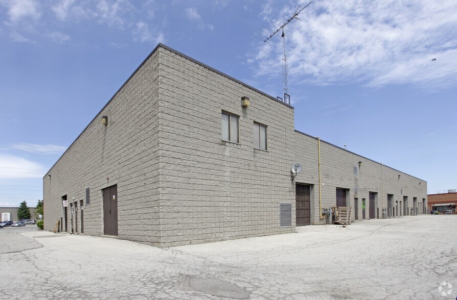 More Photos Of 7015 Tranmere Dr, Mississauga Warehouse For Lease