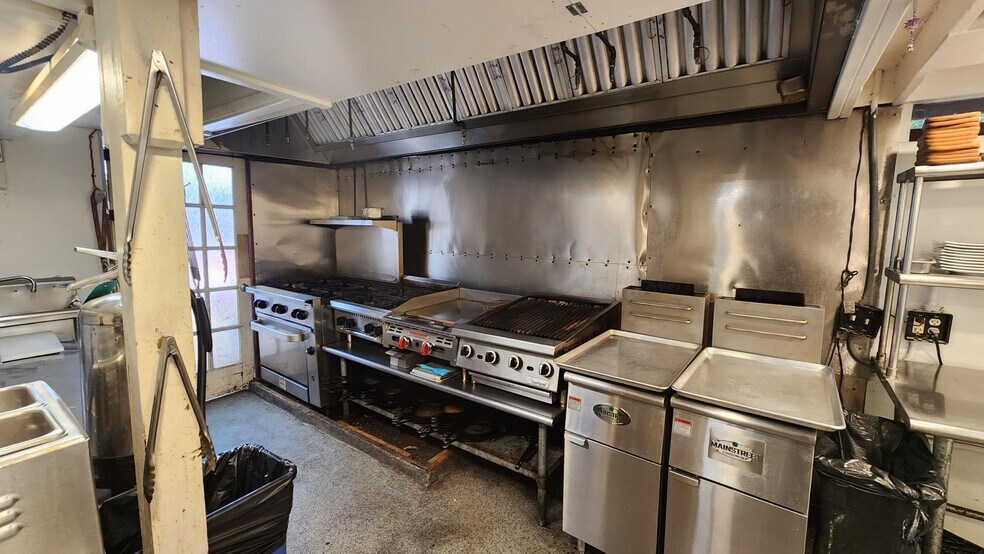 More Photos Of 314 Wimberley Sq, Wimberley Freestanding For Sale