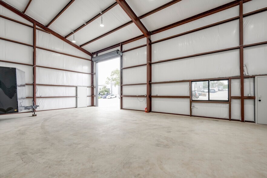 More Photos Of 15210 Fitzhugh Rd, Austin Warehouse For Lease