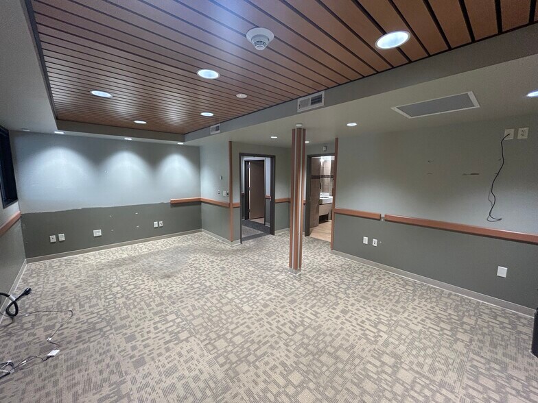 More Photos Of 7601 Discovery Dr, Middleton Medical For Sale