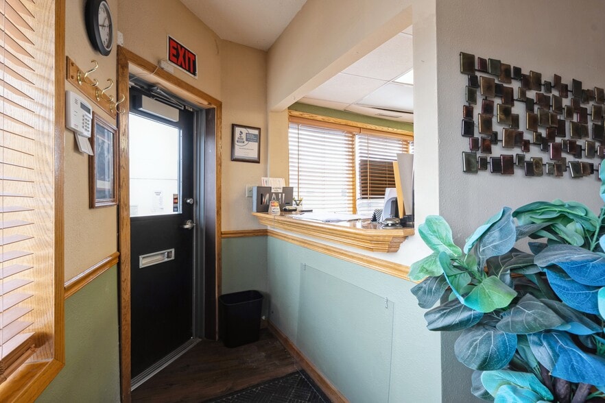 More Photos Of 1964 Indianola Ave, Des Moines Office For Sale