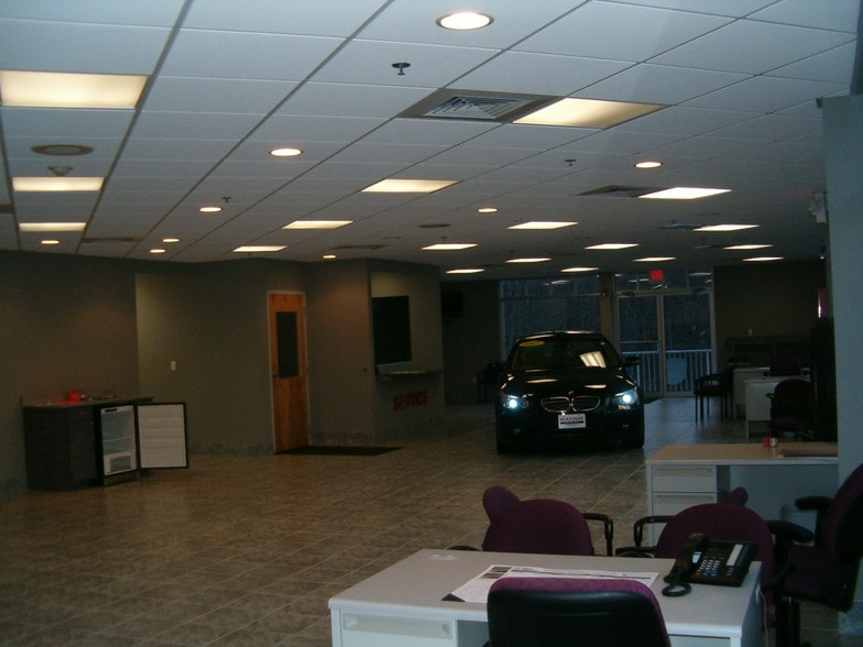 More Photos Of 282 N Broadway, Salem Auto Dealership For Lease