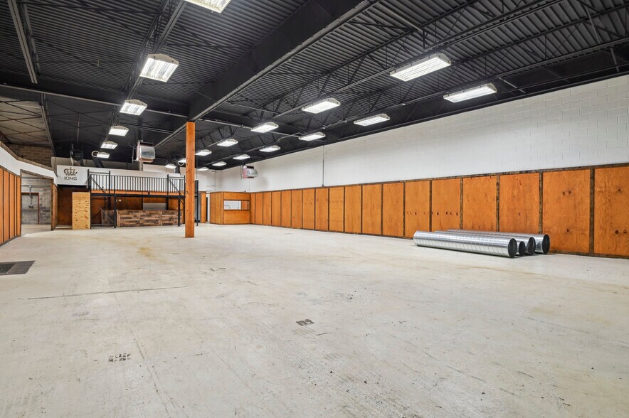 More Photos Of 308-314 W Basin Rd, New Castle Light Distribution For Lease