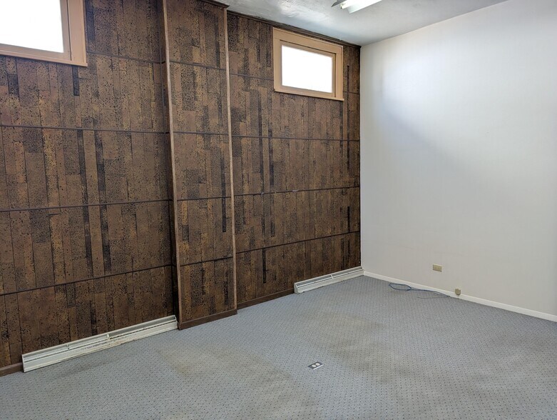 More Photos Of 404 N West Ave, Freeport Office For Sale