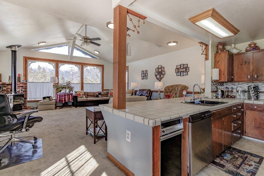 More Photos Of 718 Main St, Weaverville Hotel For Sale