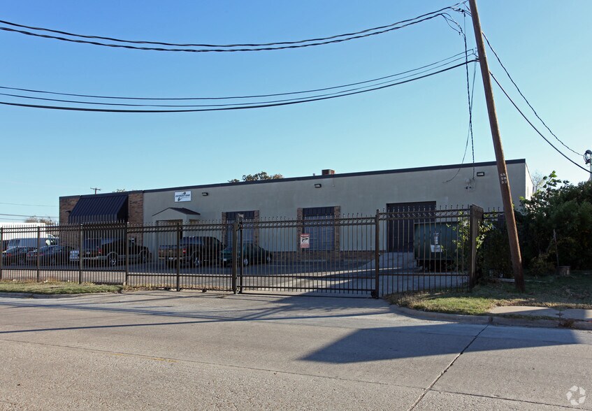 More Photos Of 11142 Shady Trl, Dallas Flex For Lease