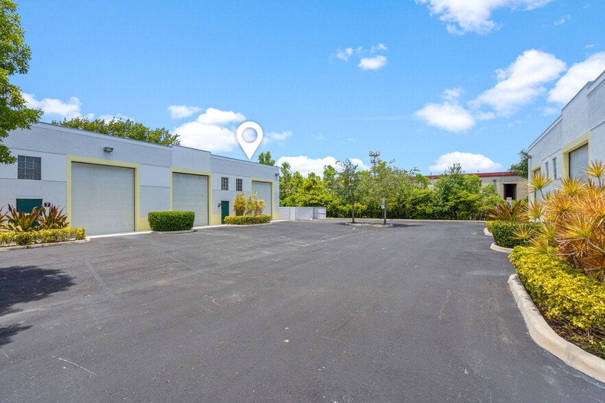 More Photos Of 2937 Ravenswood Rd, Fort Lauderdale Self Storage For Lease
