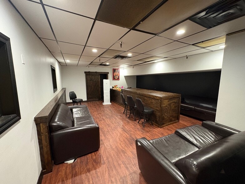 More Photos Of 11521 E Skelly Dr, Tulsa Restaurant For Lease