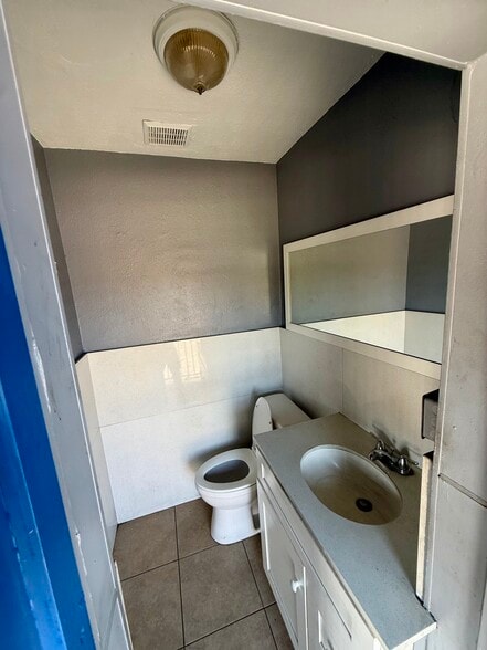 More Photos Of 661 S La Cadena Dr, Colton Auto Repair For Lease