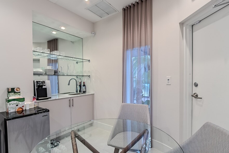 More Photos Of 2400 E Las Olas Blvd, Fort Lauderdale Storefront For Sale