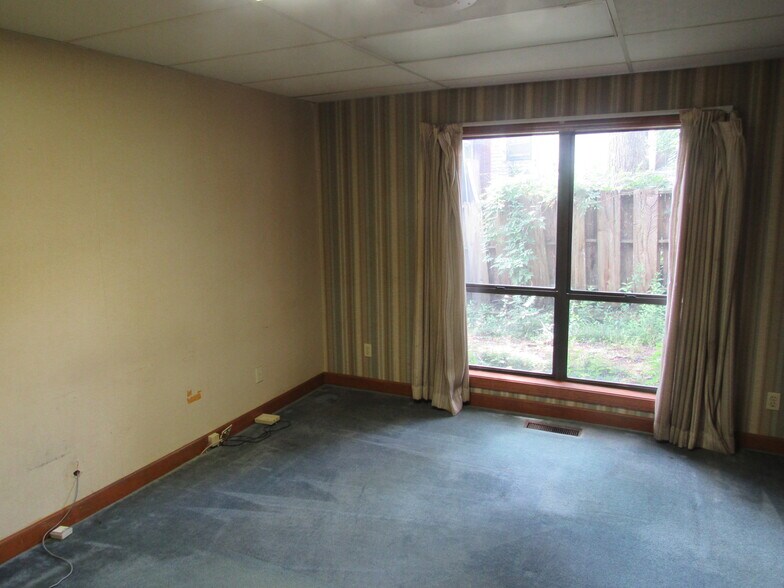 More Photos Of 219 8th St N, Columbus Office Residential For Lease