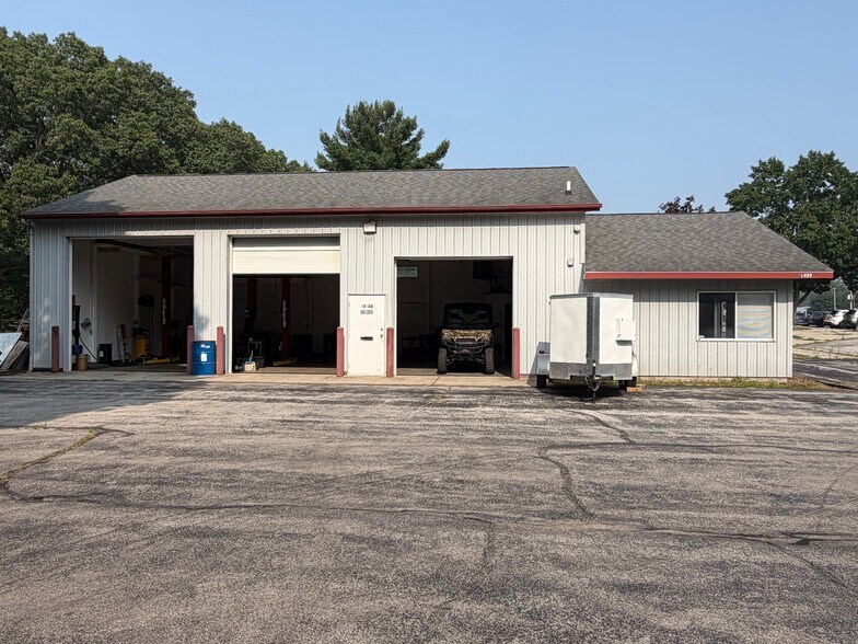 Primary Photo Of 15025 Cleveland St, Spring Lake Flex For Lease