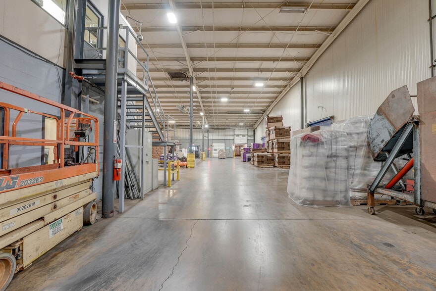 More Photos Of 400 Great Lakes Pky, Bellevue Warehouse For Sale