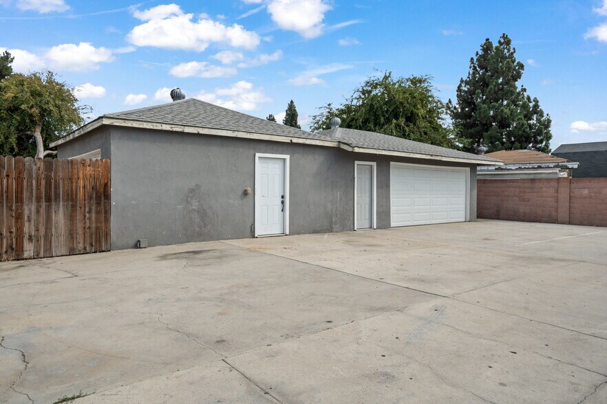 More Photos Of 2283 N Batavia St, Orange Contractor Storage Yard For Sale