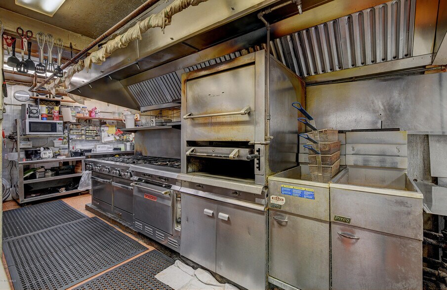 More Photos Of 650 N Main St, Sheffield Restaurant For Sale