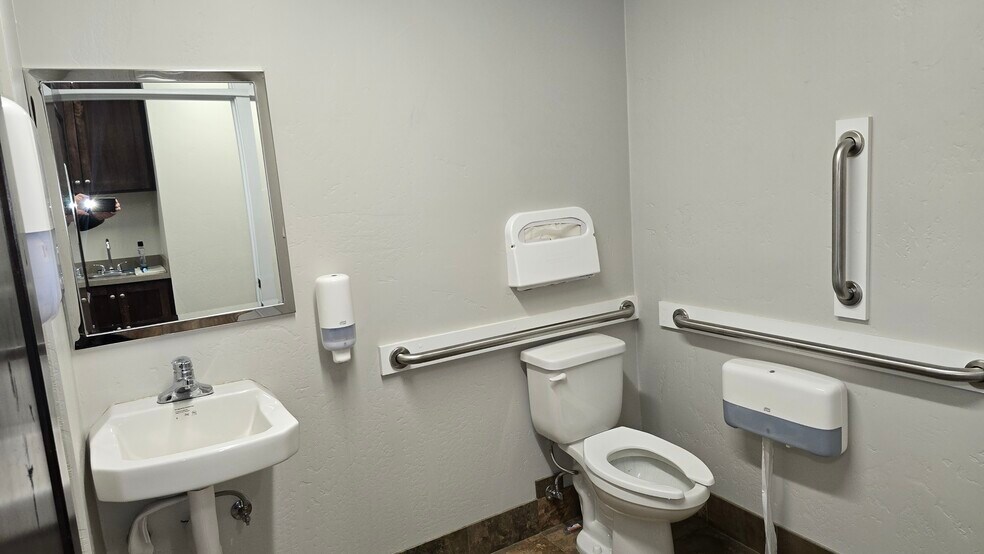 More Photos Of 2573 Campus Dr, Klamath Falls General Retail For Lease