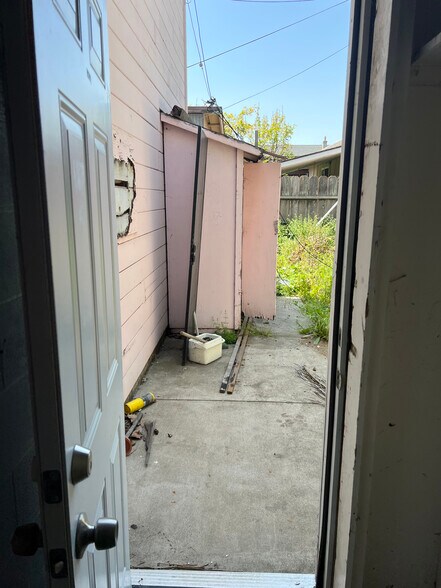 More Photos Of 9609-9611 International Blvd, Oakland Storefront For Sale
