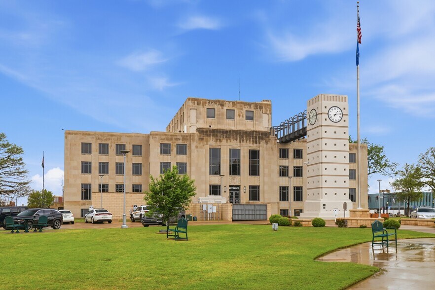 More Photos Of 122 E Randolph Ave, Enid Storefront Retail Residential For Sale