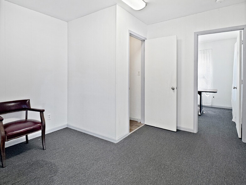 More Photos Of 129 E 5th St, Washington Showroom For Sale