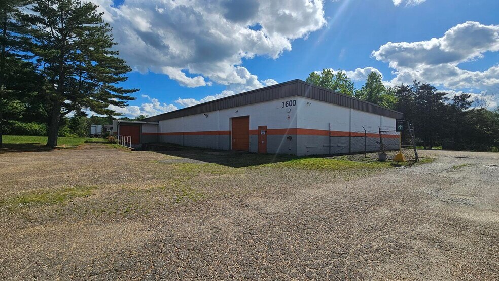 More Photos Of 1600 Howard Ave, Fredericksburg Industrial For Sale