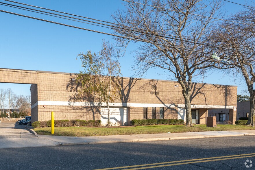 Primary Photo Of 561 Acorn St, Deer Park Warehouse For Lease