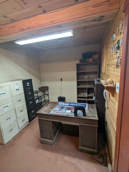 More Photos Of 14367 Lincoln Hwy, Everett General Retail For Sale