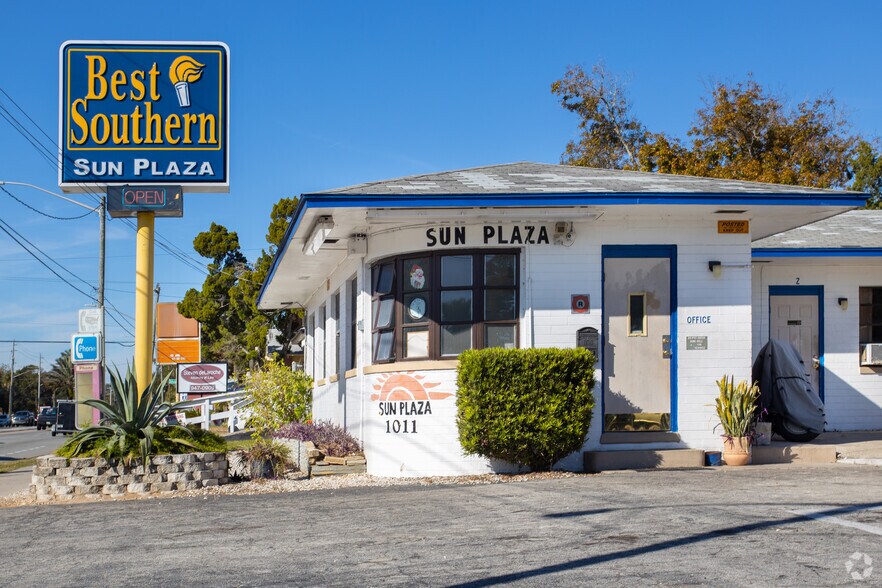 Primary Photo Of 1011 S Ridgewood Ave, Daytona Beach Hospitality For Sale