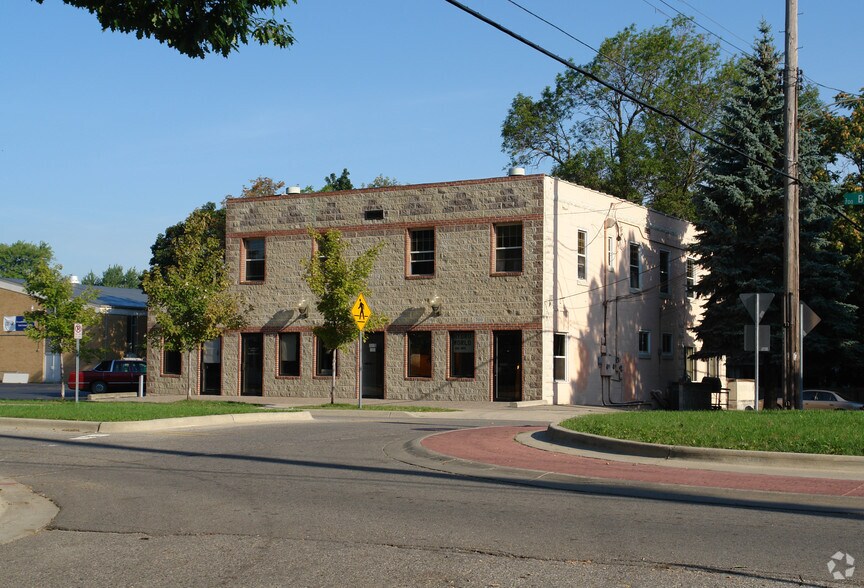Primary Photo Of 700-702 W Barnes Ave, Lansing Storefront Retail Office For Lease