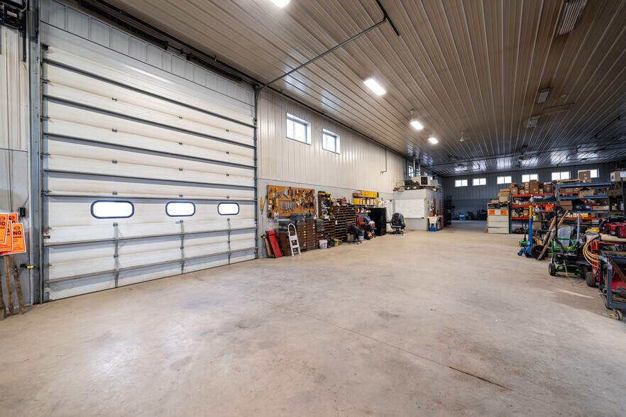 More Photos Of 10 Park Dr, Franklin Warehouse For Lease