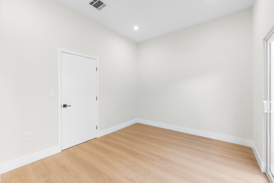 More Photos Of 5131 Don Pio Dr, Woodland Hills Multifamily For Sale