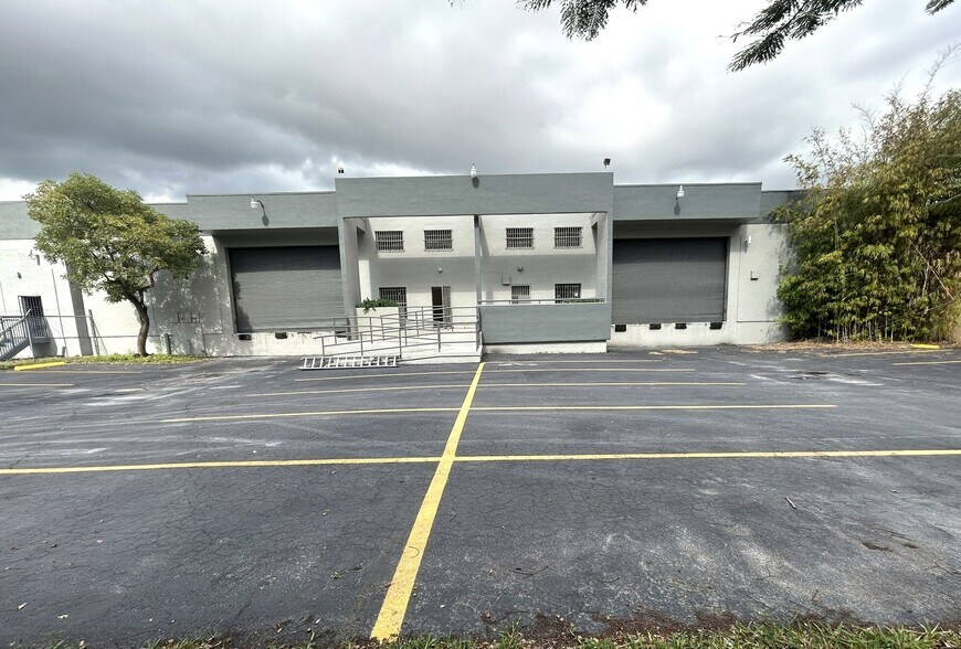 Primary Photo Of 8269 NW 54th St, Miami Warehouse For Lease