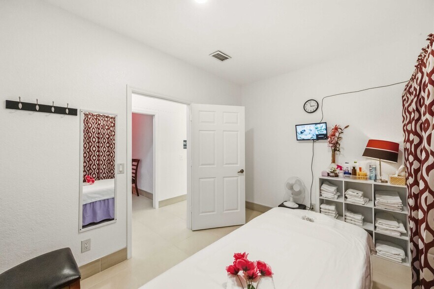 More Photos Of 2081 Tamiami Trl, Port Charlotte Freestanding For Sale