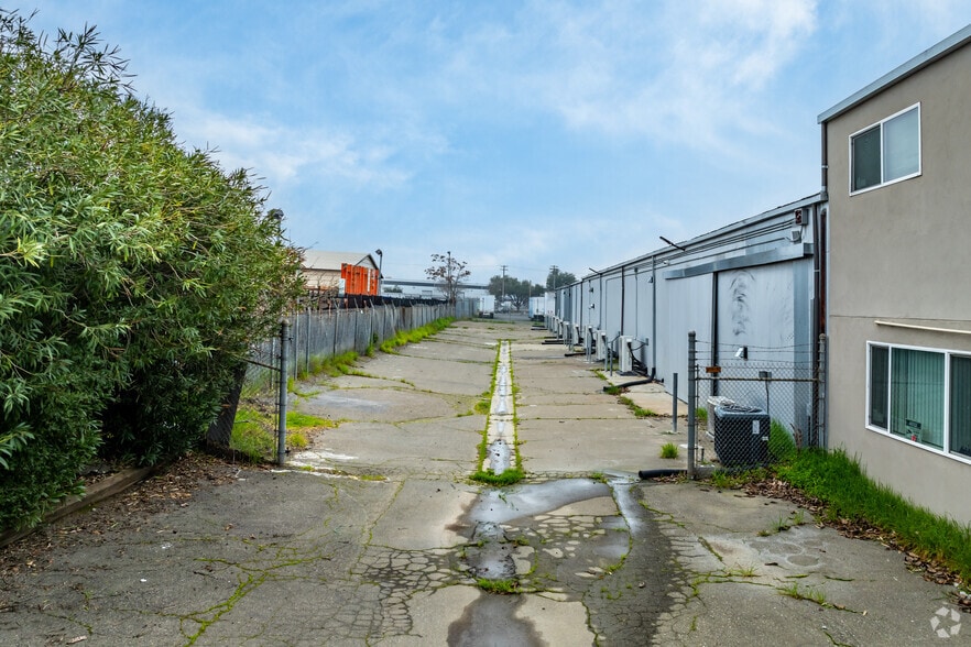 More Photos Of 1704 Kathleen Ave, Sacramento Flex For Lease