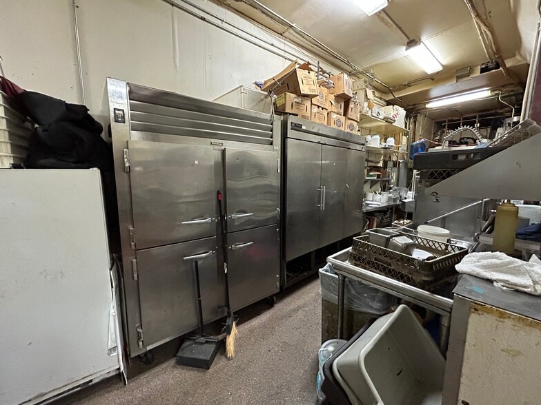 More Photos Of 1027 Sheffield Ave, Dyer Restaurant For Sale