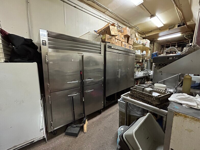 More Photos Of 1027 Sheffield Ave, Dyer Restaurant For Lease